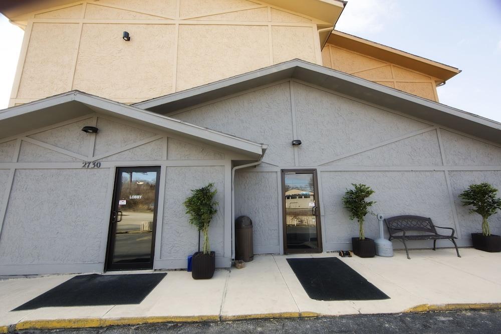 Super 8 By Wyndham Dubuque Motel Exterior foto