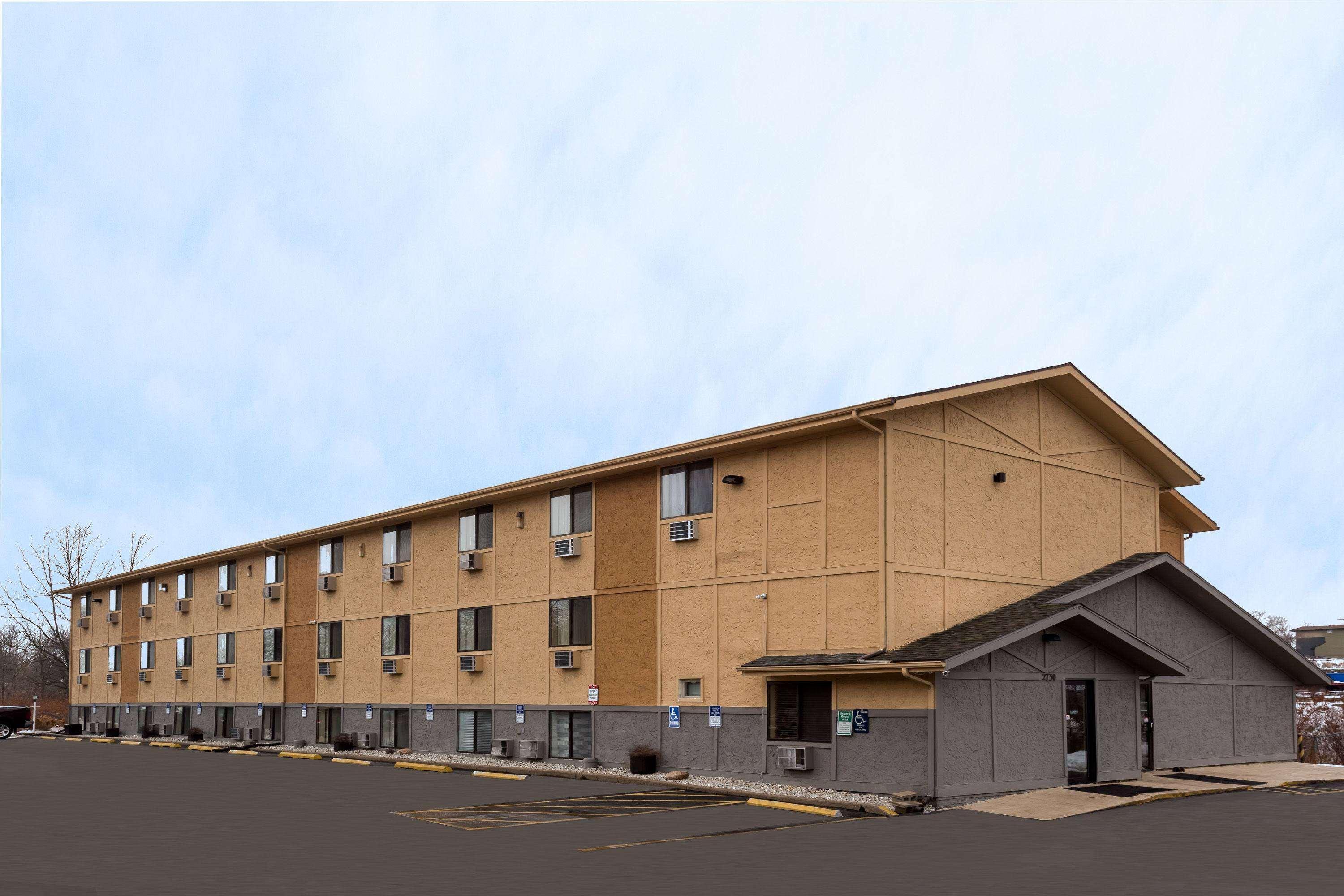 Super 8 By Wyndham Dubuque Motel Exterior foto
