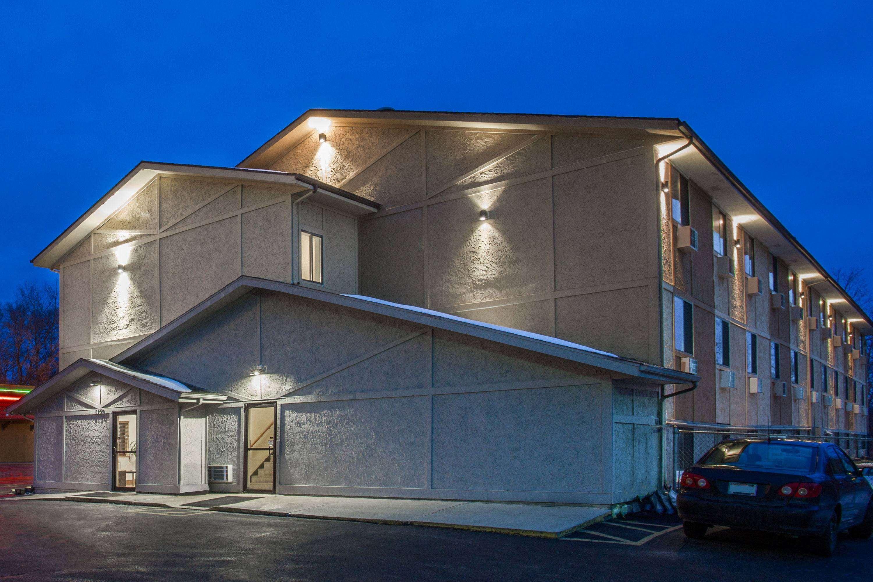Super 8 By Wyndham Dubuque Motel Exterior foto