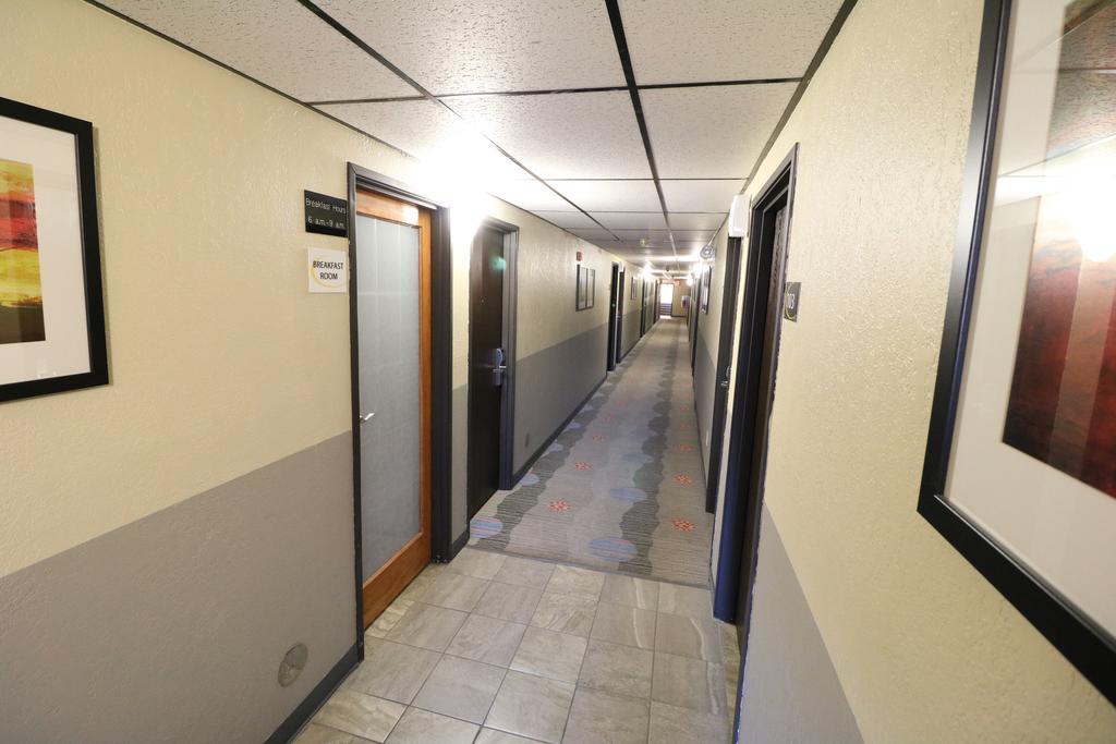 Super 8 By Wyndham Dubuque Motel Exterior foto