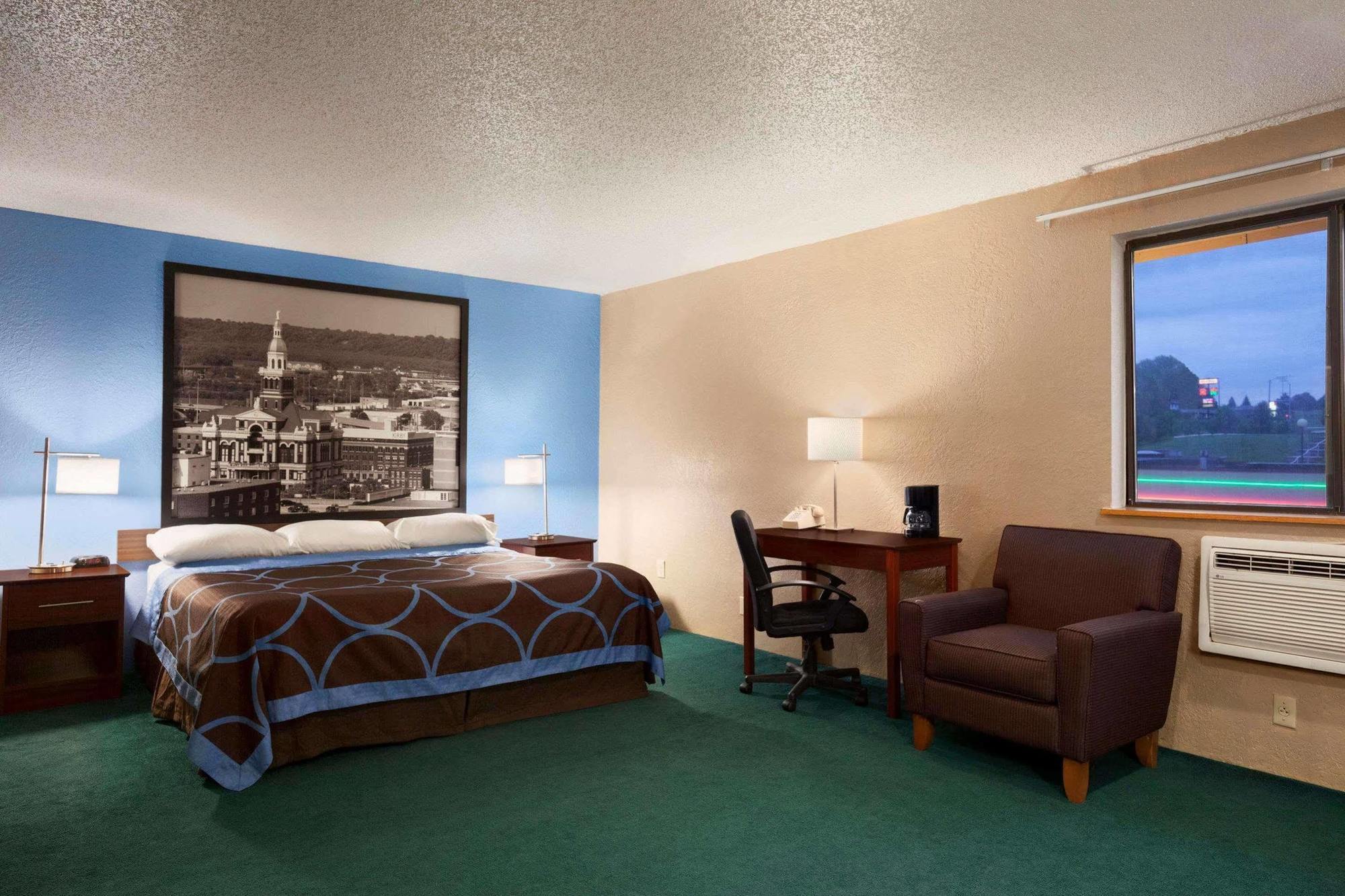 Super 8 By Wyndham Dubuque Motel Exterior foto