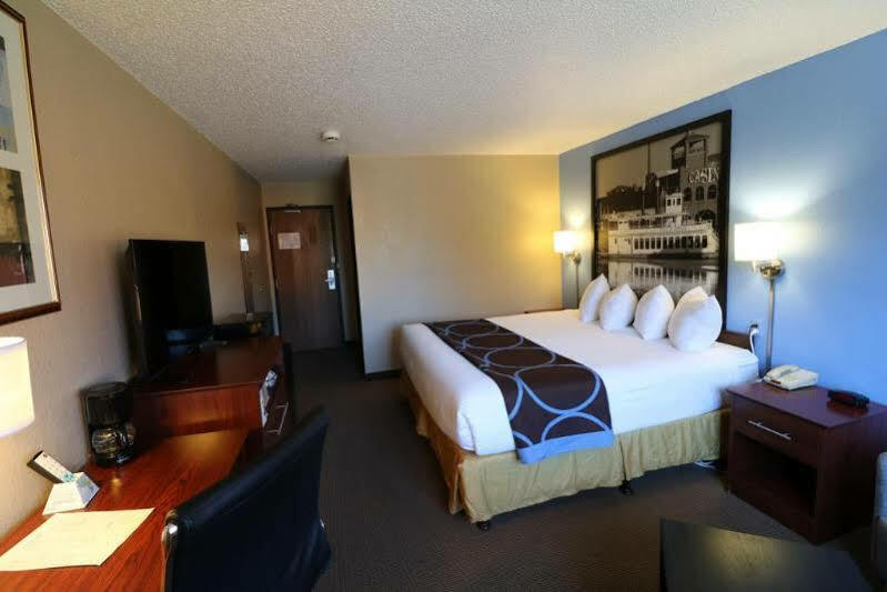 Super 8 By Wyndham Dubuque Motel Exterior foto